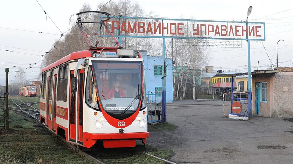 Из-за задолженности МУП «Электротранспорт» в Осинниках ограничено движение трамваев: вагоны не выходят на маршруты в утренние часы, горожане требуют разъяснений и обсуждают транспортную ситуацию.