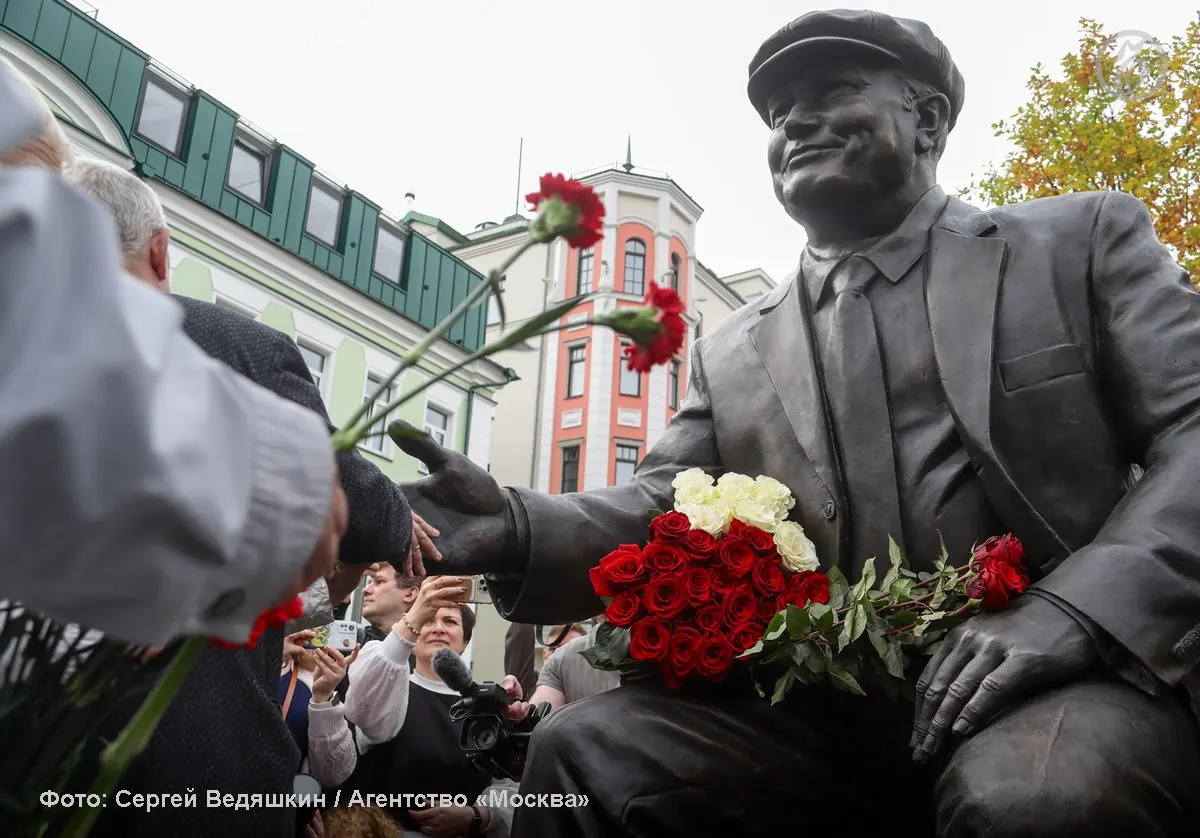 За пределами Екатеринбурга в понедельник произошло сразу несколько заметных событий: в Москве открыт памятник Юрию Лужкову, данные блокчейна по дистанционному электронному голосованию впервые удалены из открытого доступа, а в Новокузнецке дачники сообщают об нашествии медведей.