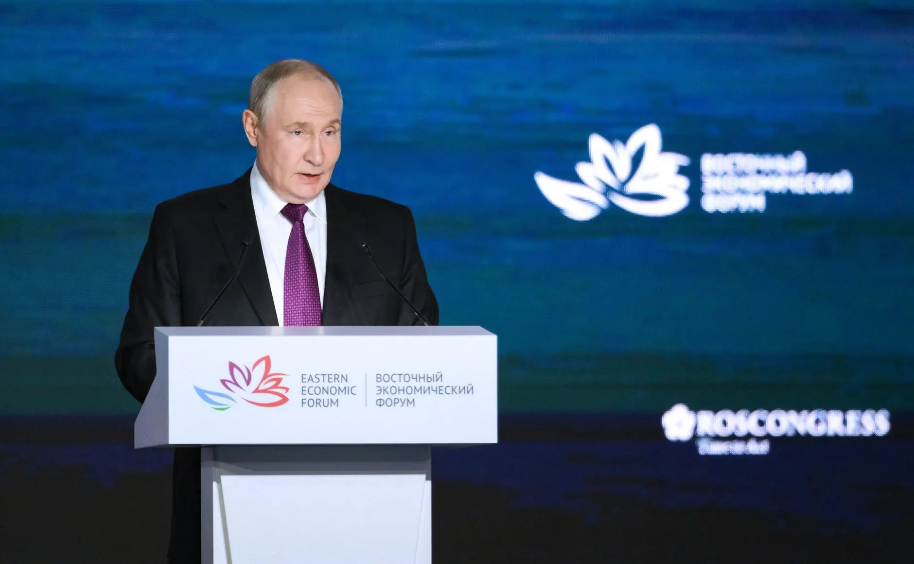 На Всемирном экономическом форуме президент России отметил, что первый ребенок у россиянок чаще рождается в возрасте 29 лет; демография остаётся критическим вопросом, а влияние СВО не является основным фактором снижения рождаемости.