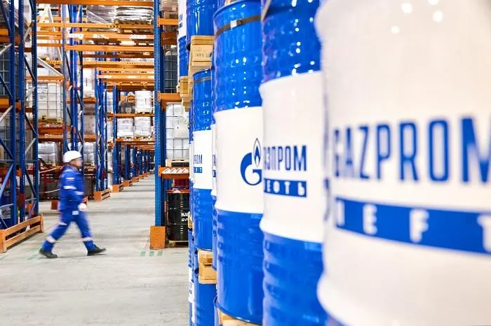 Газпромнефть — смазочные материалы уведомила клиентов о предстоящем повышении закупочных цен по уже действующим контрактам. В среднем рост составит 13%, а по отдельным позициям — до 42%. Кемеровский дистрибьютор сообщил крупному кузбасскому оператору ТФМ-Спецтехника, что новые условия не приняты, цены предложено сохранить до конца 2026 года. Также указано, что стоимость ряда ключевых компонентов производства за 2023–2025 годы снизилась на 11–85%, рынок смазочных материалов сейчас ограничен.