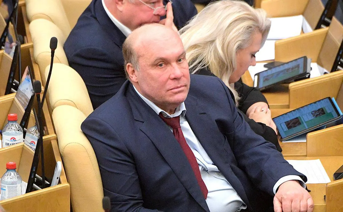 Депутат Андрей Колесник назвал сообщения о возможной мобилизации слухами. По его словам, подобную информацию распространяют иностранные спецслужбы, чтобы запугать россиян.