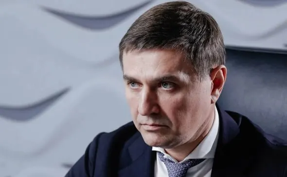 Ситуация на мировых рынках и макроэкономика подталкивают угольных игроков к пересмотру стратегий. Совладелец Эльги Александр Исаев объясняет, зачем нужны близкие к портам месторождения, собственные мощности по обогащению и как развитие логистики влияет на отрасль, а также какие планы у компании по развитию в Кузбассе и на Дальнем Востоке.