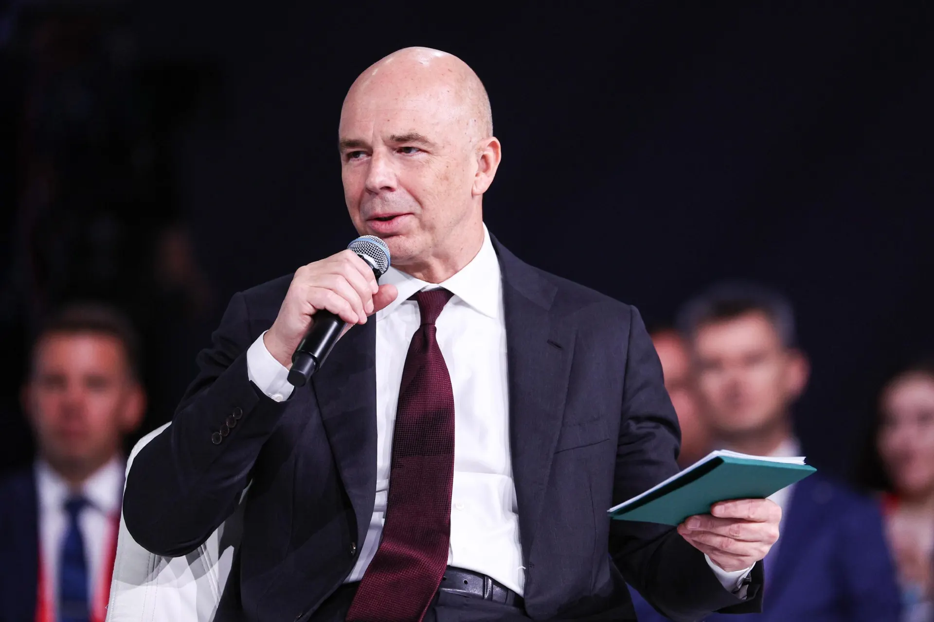 Минфин раскрыл параметры бюджета; возможно остановить снижение ключевой ставки до весны. Собрали мнения экспертов.