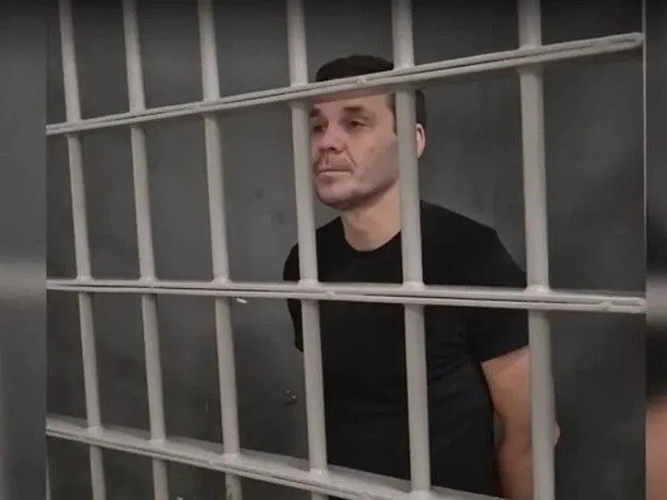 48-летний россиянин с двойным гражданством осуждён за госизмену; суд вынес приговор: 14 лет колонии строгого режима, два года ограничения свободы и штраф 200 тысяч рублей.