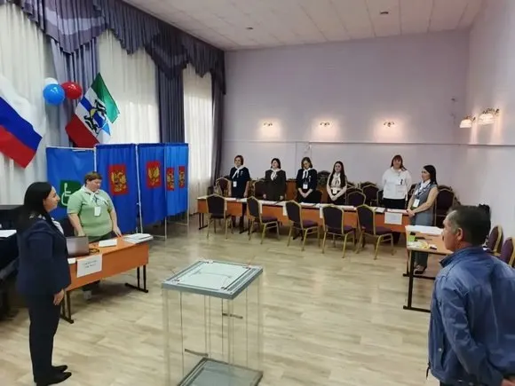 На муниципальных выборах в Искитиме, Бердске, Обь Новосибирской области и Кемерове фиксируются различия в явке: Бердск — 27,14% к 10:00, Искитим — 26,85%, Обь — 31,79%, в Кемерове данные на старте отсутствуют, но по итогам двух дней проголосовали более 53%.