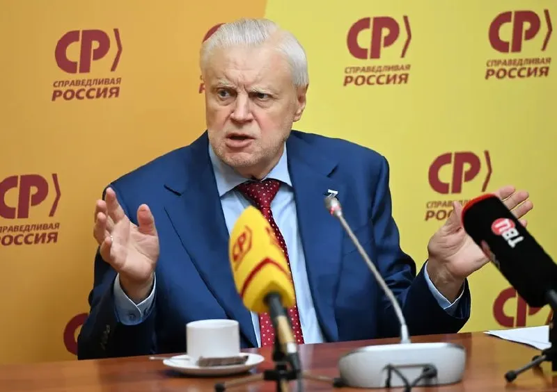 Лидер «Справедливой России» Сергей Миронов заявил, что фактически вернулся к работе, хотя руководство партией пока осуществляется дистанционно. По его словам, часть избирателей на фоне трудностей «впали в неверие», считая, что в этих условиях повлиять на власть невозможно. Миронов назвал причиной снижения результата «разного рода негатив», связанный с объективными трудностями, вызванными СВО (нехватка бензина и прочее). В конце августа он сообщил о неучастии в кампании из‑за небольшой травмы.