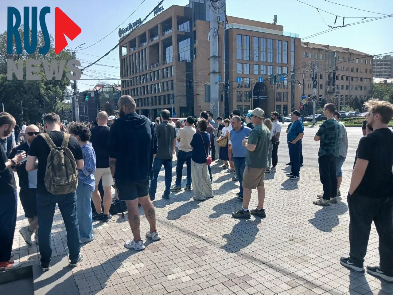 У посольства РФ в Ереване к полудню сформировалась длинная очередь из избирателей, в числе которых — туристы и участники гражданских инициатив; напротив здания проходил митинг около ста человек.