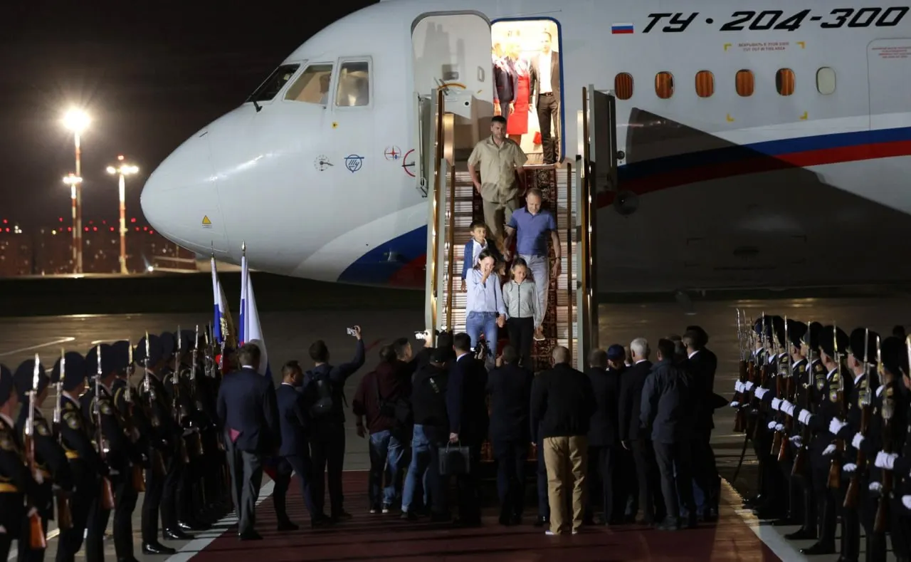 Москва и Вашингтон подтвердили, что ведут диалог по вопросу обмена заключённых. Контакты происходят через каналы спецслужб; конкретика и имена не приводятся. Обсуждаются сценарии и возможные шаги, включая перспективу освобождения американского гражданина, имя которого не называется, а в дипломатических кругах подчёркивают активность в этом направлении.