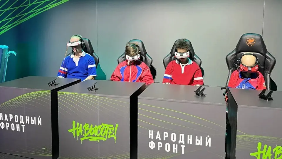 Новый учебный норматив по управлению беспилотниками введён в пилотном порядке в шести регионах. В рамках проекта «На высоте!» школьники и студенты осваивают управление FPV-дронами, сборку, ремонт и программирование под наблюдением военных инструкторов.