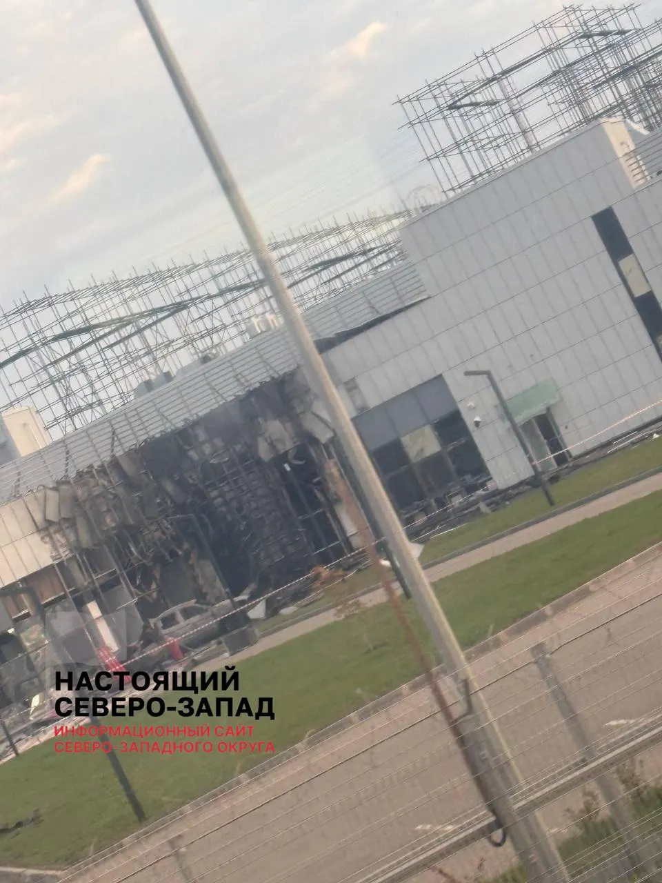 Дроны атакуют дата-центры, угрожая банковским переводам, онлайн‑сервисам и госуслугам. В Балаковском регионе зафиксирован удар по строящемуся объекту, ранее — по объектам в Сасове, Владимире и Калуге. Влияние на экономику и повседневную жизнь ощутят миллионы.