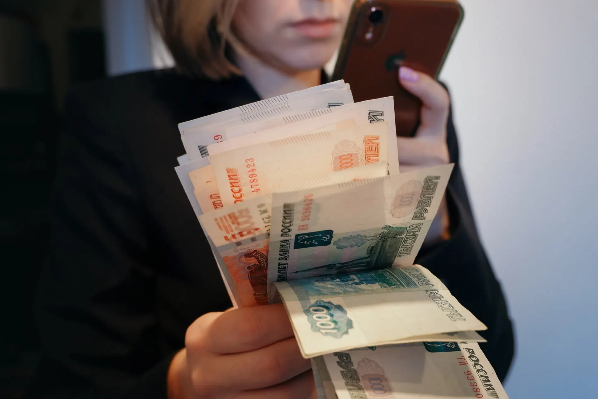 Региональный материал утверждает: главной преградой для роста уже не столько дорогие кредиты, сколько условия инвестирования. В тексте подчёркнута мысль, что ставка Банка России сама по себе не является единственным фактором задержки развития.