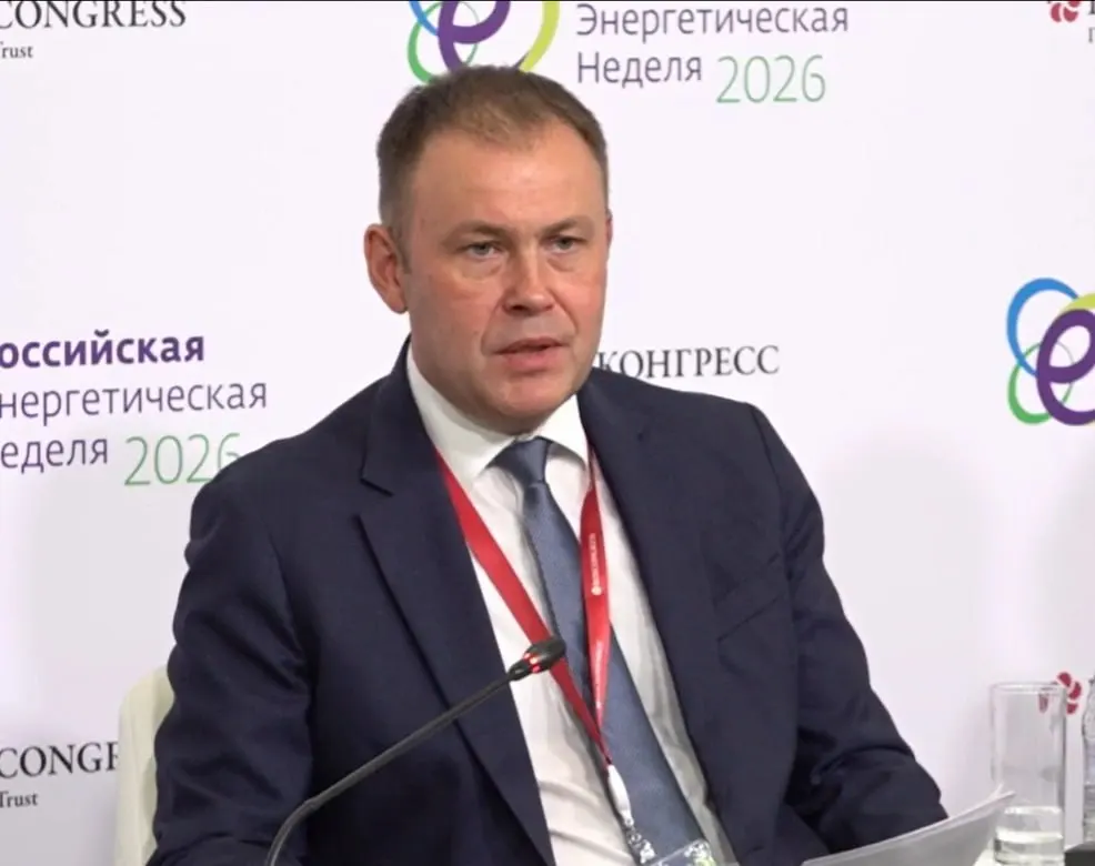 Во время Российской энергетической недели губернатор Кемеровской области Илья Середюк озвучил идею разместить мощные дата‑центры внутри заброшенных угольных карьеров региона. По словам главы региона, такая схема способна защитить критическую IT‑инфраструктуру и способствовать устойчивому развитию региона.