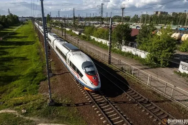 В регионе обсуждают частную сеть скоростных поездов, способную связать Новосибирск, Омск и другие города Западной Сибири. Эксперты оценивают техническую осуществимость и экономическую окупаемость проекта.