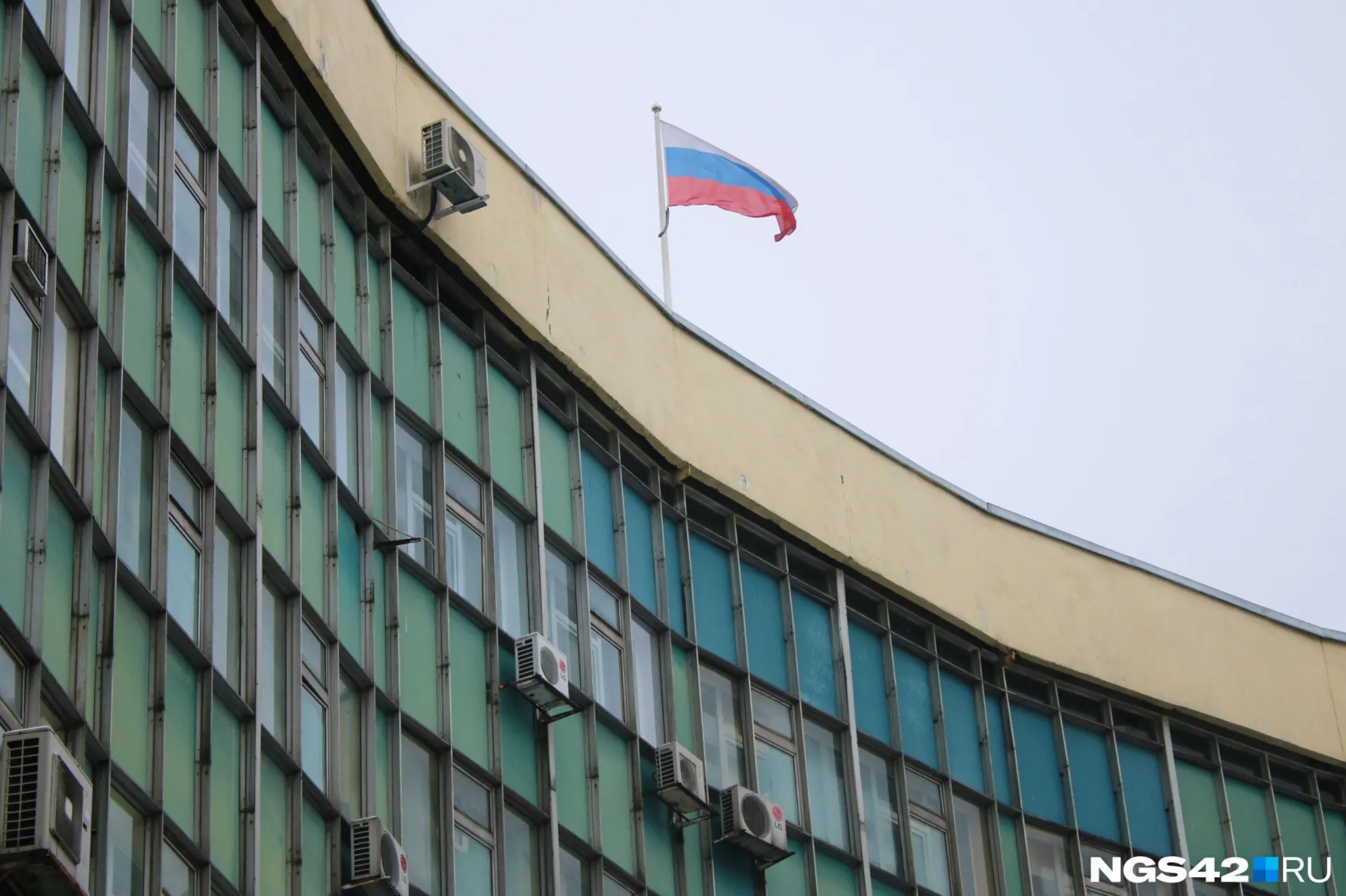 Депутаты горсовета Новокузнецка направили губернатору региона Илье Середюку обращение с просьбой спасти муниципальный бюджет от краха. По словам авторов письма, городу не хватает десятков миллиардов рублей на зарплаты бюджетникам, работу школ, общественный транспорт и коммунальную инфраструктуру.