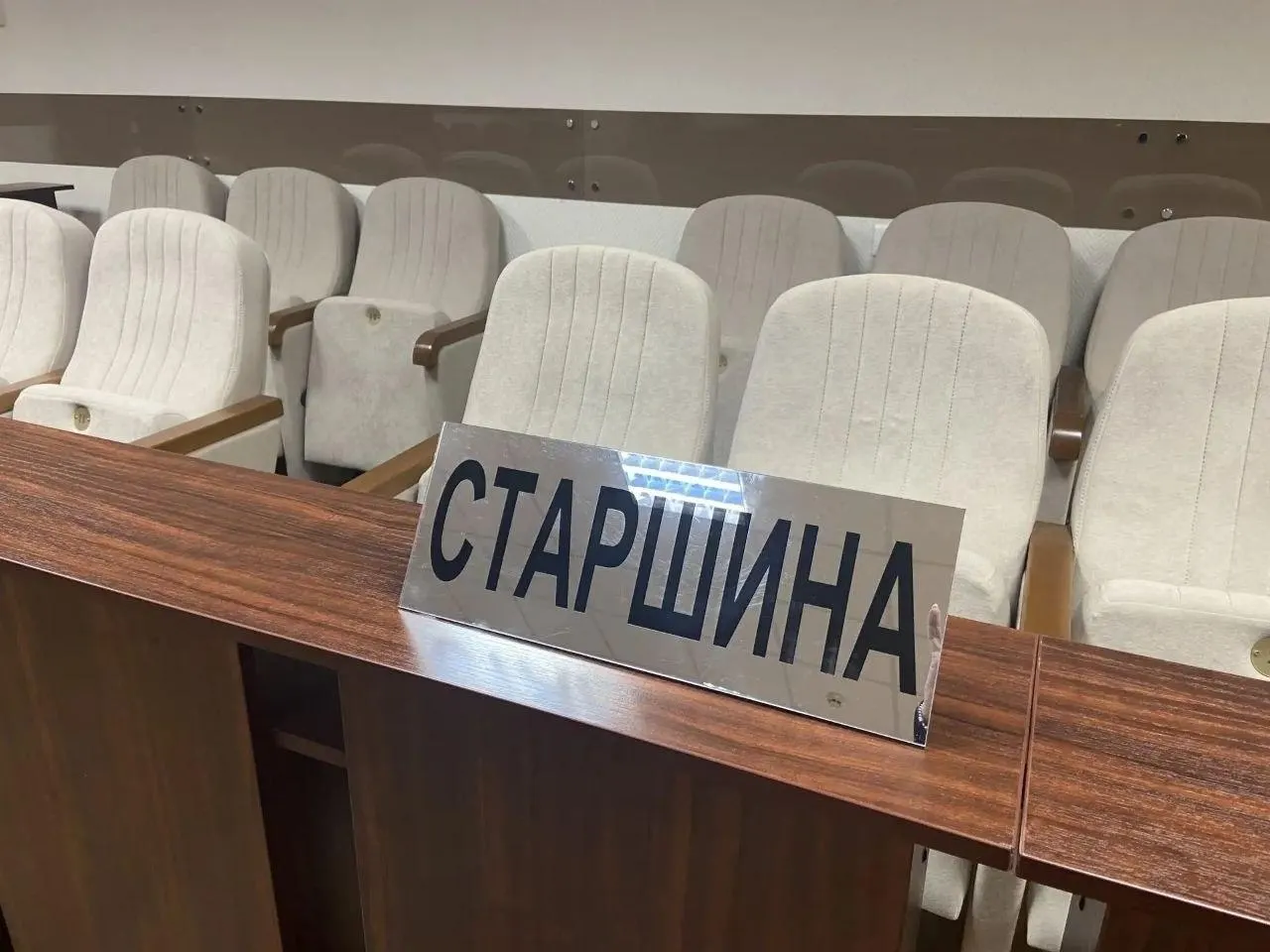 В России обсуждают реформу присяжных: предложение предусматривает сокращение числа заседателей вдвое, и судья будет присутствовать в совещательной комнате.