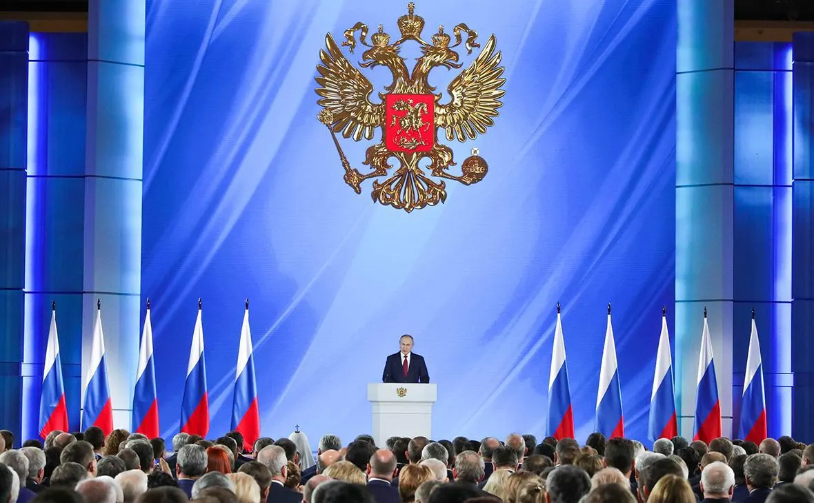 Правительство подтвердило: выступления президента перед парламентом в 2026 году не запланировано и будет сделано по мере целесообразности. Ежегодное обращение к Госдуме и Совету Федерации остаётся конституционной обязанностью главы государства, но сроки могут зависеть от обстоятельств. В справке ключевых моментов указывается, что в прошлом такие обращения происходили нерегулярно — в 2025 году Путин не выступал, ранее — после начала полномасштабного вторжения в Украину в 2022 году; последний раз он обращался к парламенту в феврале 2024 года.