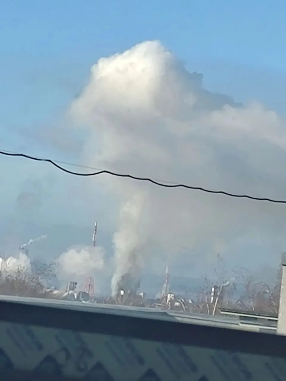 Ночью и утром 23 октября над Городецким округом Нижегородской области и Березниками прошли массированные удары беспилотников. Есть раненые, повреждены дома и инфраструктура, школы перевели на дистанционное обучение; власти оценивают ущерб и работают над стабилизацией обстановки.
