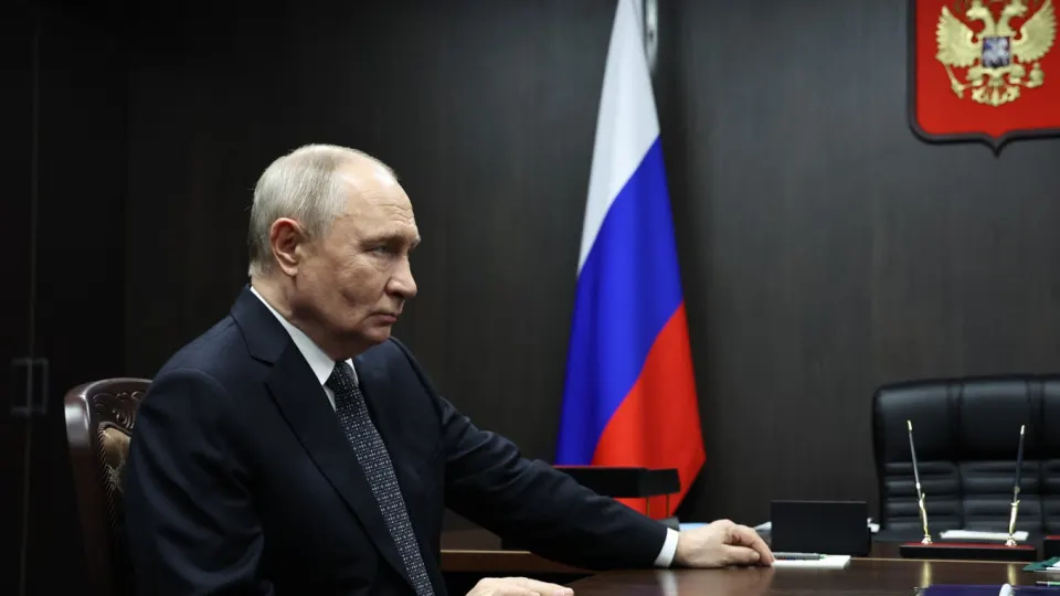Президент РФ Владимир Путин сообщил о согласии возобновить трехсторонние контакты с участием США по вопросам завершения войны в Украине. По словам главы государства, переговоры будут нацелены на обсуждение вопросов безопасности Украины и России после достижения мирного соглашения и должны закрепить итоговый документ, а не основываться на кратковременной паузе в боевых действиях.